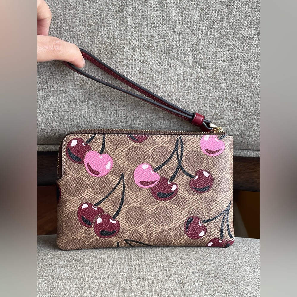 NWT！2PCS COACH MOLLIE TOTE BAG 25 IN SIGNATURE WITH CHERRY AND WRISTLET - Picture 9 of 11